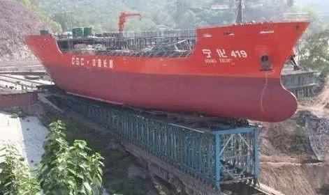 在山里造潜艇,怎么下水服役?全世界只有一个国家做到了